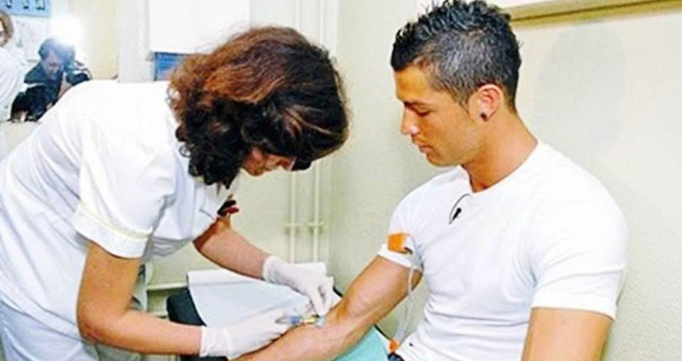 Tin tức bóng đá, Bong da, Tin bong da, Ronaldo làm từ thiện, Cristiano Ronaldo, bóng đá, bong da hom nay, Ronaldo, Ronaldo giảm lương, Ronaldo hiến máu, CR7, từ thiện