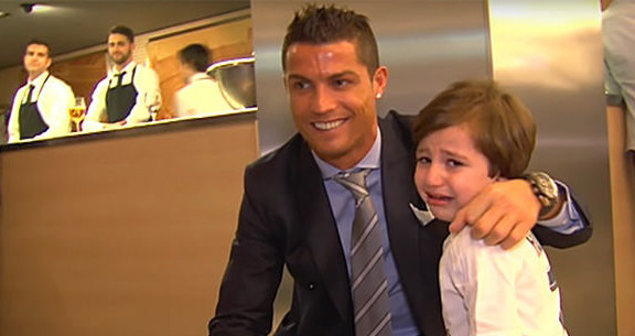 Tin tức bóng đá, Bong da, Tin bong da, Ronaldo làm từ thiện, Cristiano Ronaldo, bóng đá, bong da hom nay, Ronaldo, Ronaldo giảm lương, Ronaldo hiến máu, CR7, từ thiện