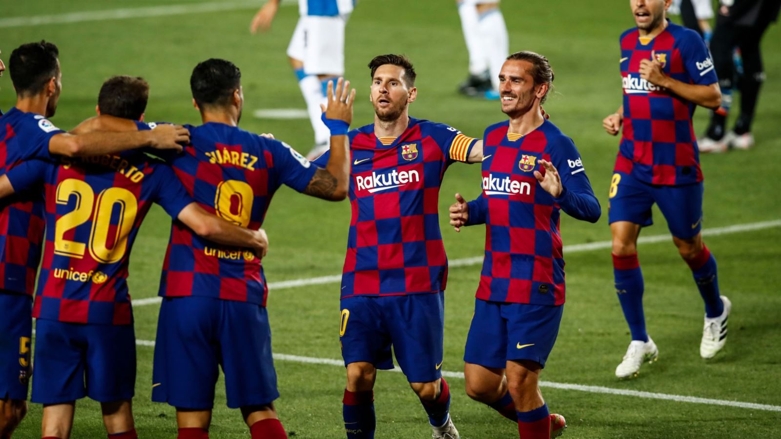 Barcelona 1-0 Espanyol: Luis Suarez tỏa sáng, Barcelona bám sát Real Madrid