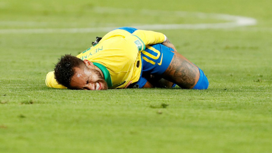 Neymar bị gọi là 'gã hề' vì chuyên ăn vạ để kiếm phạt đền