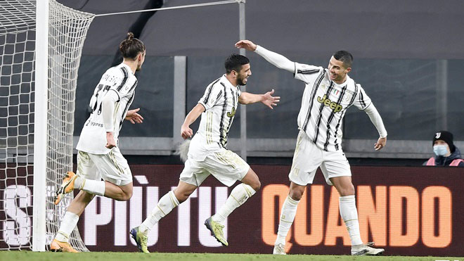 Ronaldo 'khiêu vũ' giữa vòng vây đối phương ở bàn quyết định của Juventus