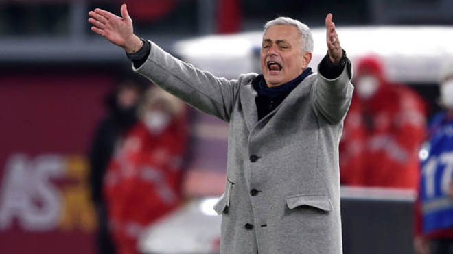 Mourinho chỉ trích học trò có tinh thần yếu đuối khi Roma thua ngược cay đắng Juve 