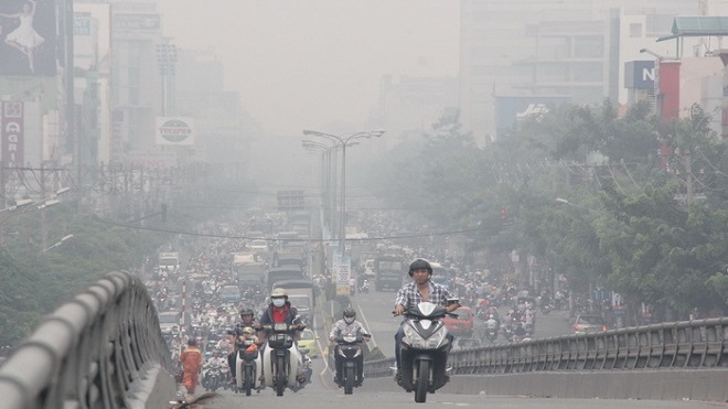Người dân bảo vệ sức khoẻ trước ô nhiễm không khí Hà Nội, TP HCM