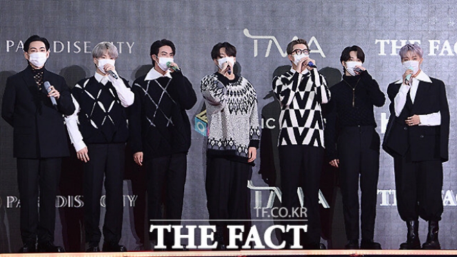 BTS và dàn sao K-pop bịt kín mít tại thảm đỏ TFMA 2021