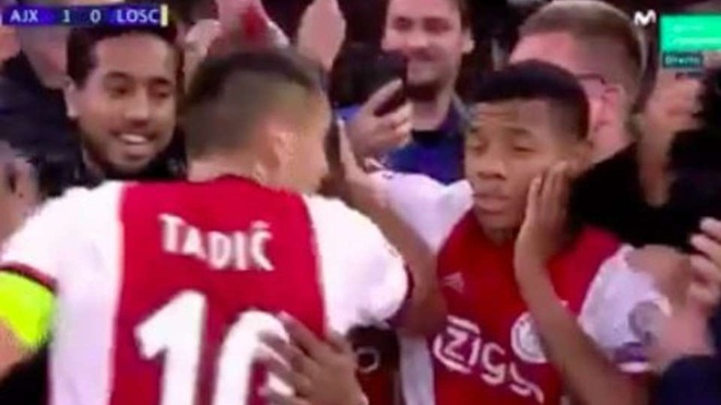 ket qua bong da, kết quả bóng đá, kết quả cúp C1, kết quả bóng đá C1, bong da, tin tuc bong da, Ajax, Ajax 3-0 Lille, Tadic, Neres, Tadic tát đồng đội, Tadic gây sốc