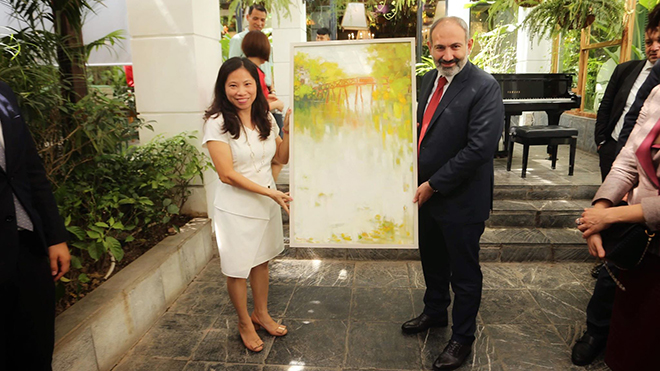 Doanh nhân Phạm Bích Hạnh tặng Thủ tướng Armenia Nikol Pashinyan bức tranh vẽ về Hà Nội