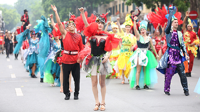 Rực rỡ Carnival đường phố Hà Nội kỷ niệm '20 năm Thành phố Vì hòa bình'