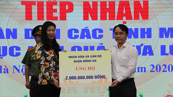 Hà Nội tiếp nhận hơn 22 tỷ đồng và hàng hóa ủng hộ miền Trung 