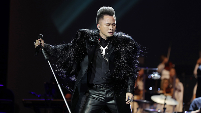 VIDEO: Tùng Dương 'thăng hoa' trong live concert 'Con Người'