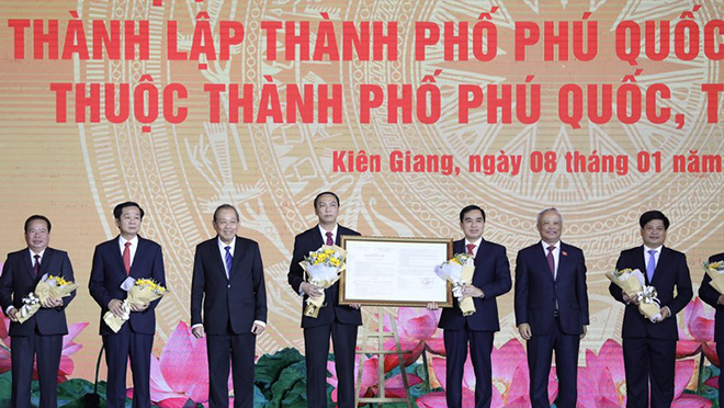 Phó Thủ tướng Trương Hòa Bình trao quyết định thành lập Thành phố Phú Quốc