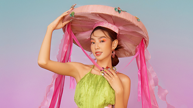 Hoa hậu Thùy Tiên diện yếm đào đội nón quai thao trong bộ ảnh đón Tết