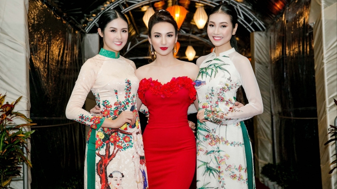 Hoa hậu Ngọc Hân trình diễn áo dài trong buổi tiệc chào mừng APEC