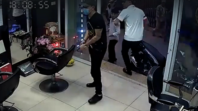 Bắt giữ nhóm đối tượng nổ súng trong hiệu cắt tóc ở Hà Nội