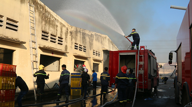 Vẫn chưa dập tắt vụ cháy tại Khu công nghiệp Biên Hòa 2, Đồng Nai 