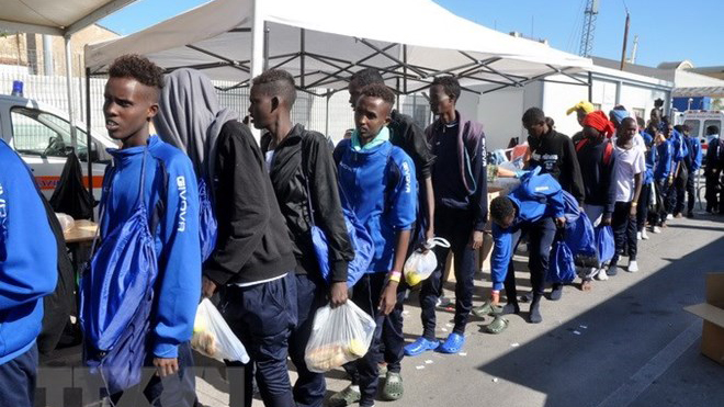 Italy cấm tàu chở người di cư của các tổ chức phi chính phủ cập cảng