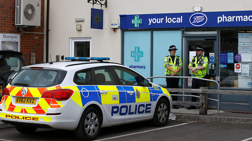 Cảnh sát Anh xác định vật dính chất độc thần kinh khiến hai công dân bị nhiễm
