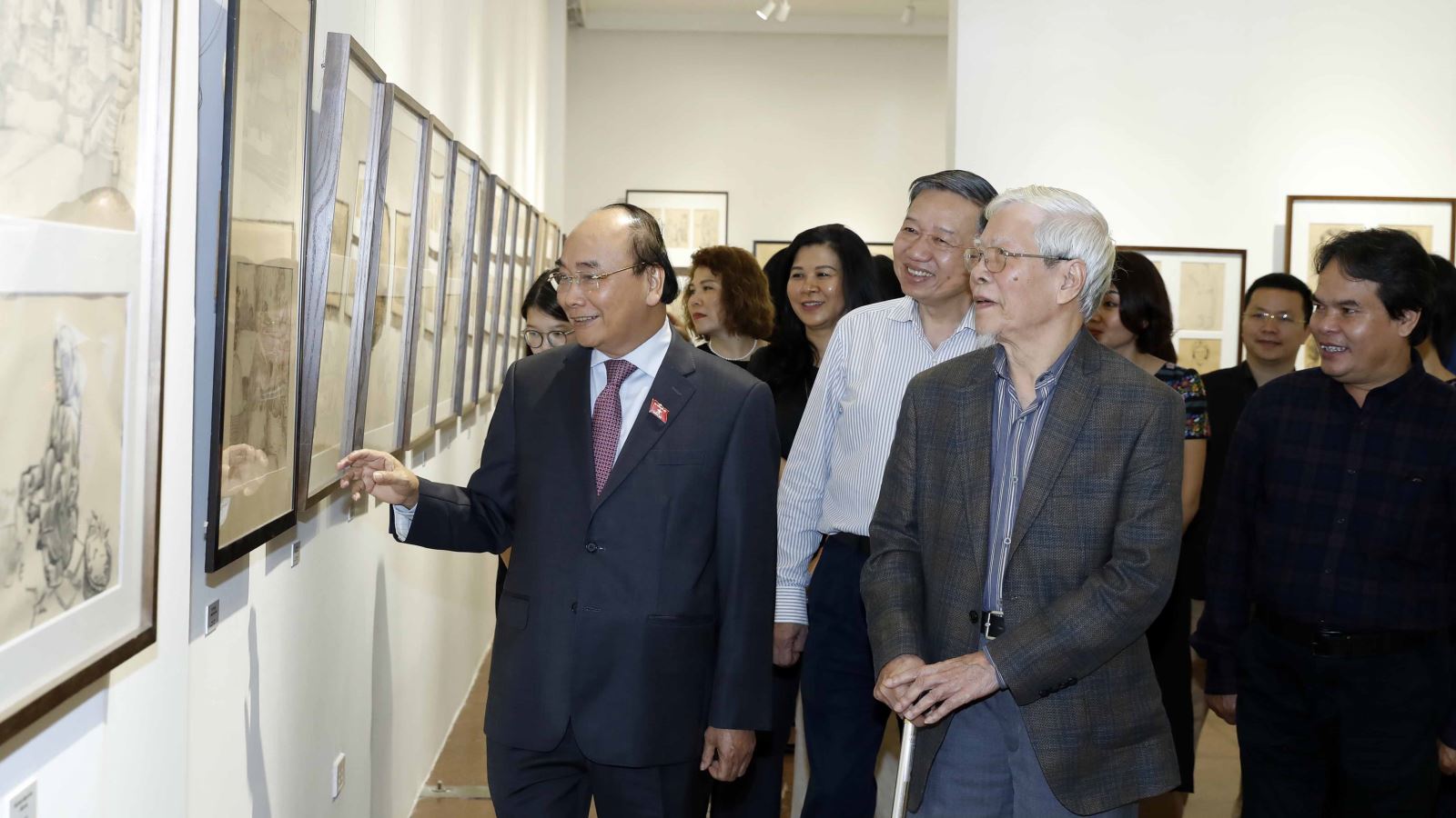 Thủ tướng Nguyễn Xuân Phúc đến thăm Triển lãm ký họa 'Nét thời gian' của NSND Ngô Mạnh Lân 