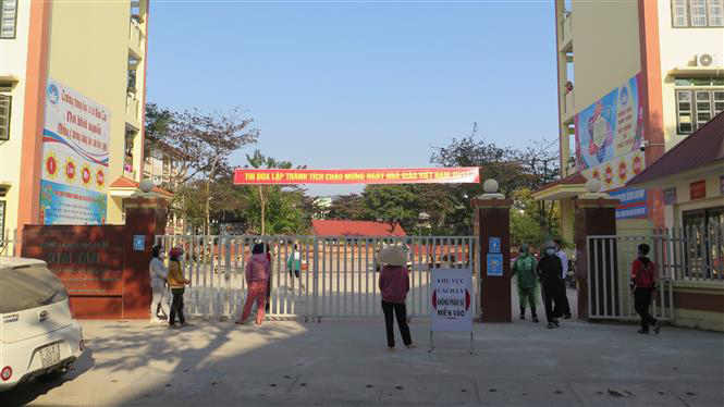 Hàng loạt trường học ở Lào Cai dừng dạy học trực tiếp từ ngày 6/12
