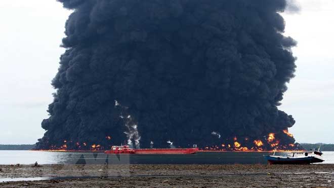 Indonesia: Cháy tàu chở hàng, 4 người thiệt mạng và mất tích