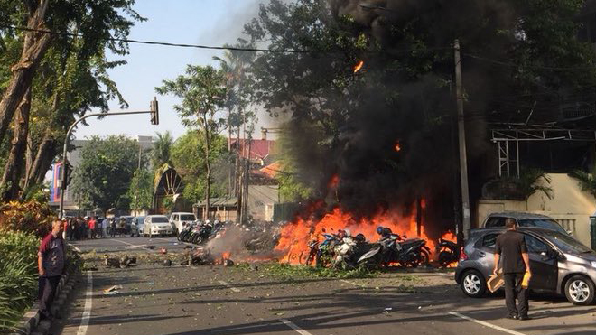 Thương vong trong vụ đánh bom liều chết liên hoàn ở Indonesia tăng lên hơn 50 người