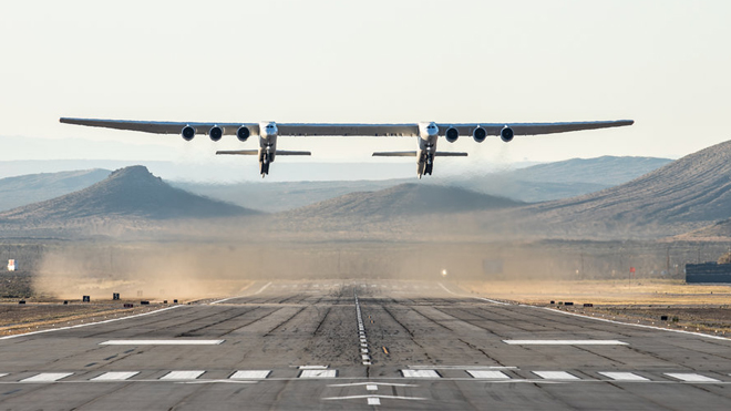 Chiếc máy bay 2 thân và 6 động lớn nhất thế giới lần đầu cất cánh tại Mỹ