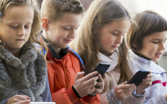 Trẻ em dùng điện thoại, Trẻ em dùng smartphone, Tác hại trẻ em dùng smartphone, Trẻ em dùng điện thoại tác hại thế nào, tác hại Trẻ em dùng smartphone