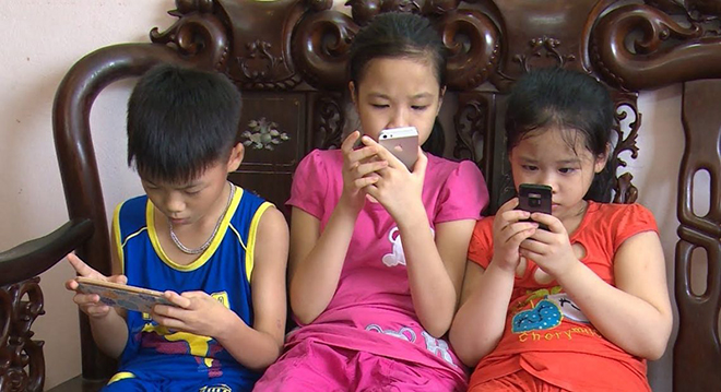 Trẻ em dùng điện thoại, Trẻ em dùng smartphone, Tác hại trẻ em dùng smartphone, Trẻ em dùng điện thoại tác hại thế nào, tác hại Trẻ em dùng smartphone