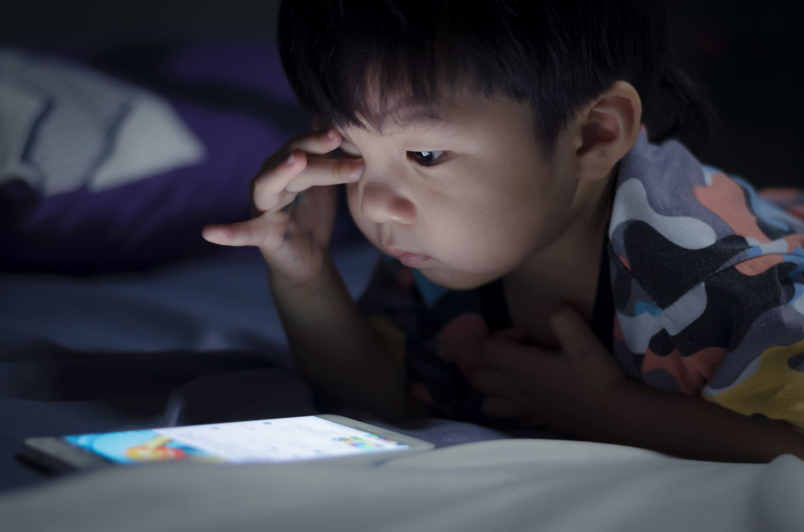 Trẻ em không được sử dụng điện thoại ít nhất 1 giờ trước khi ngủ
