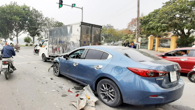 Tai nạn liên hoàn giữa 4 ô tô con trên đường phố ở Vĩnh Phúc
