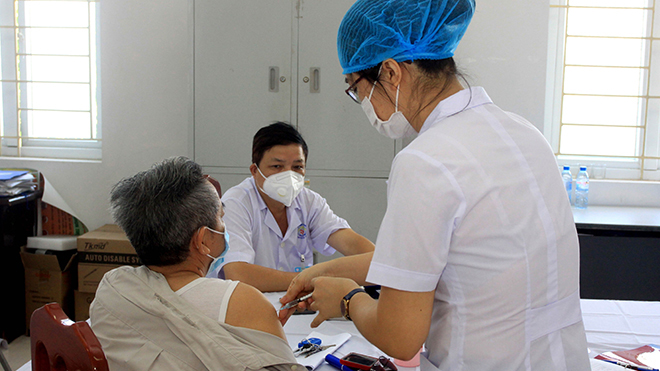 Bộ Y tế kiểm tra thử nghiệm lâm sàng giai đoạn 2 vaccine COVIVAC tại Thái Bình