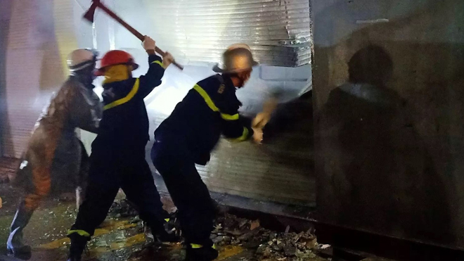 Hà Nội: Cứu gia đình gồm 4 người mắc kẹt trong đám cháy