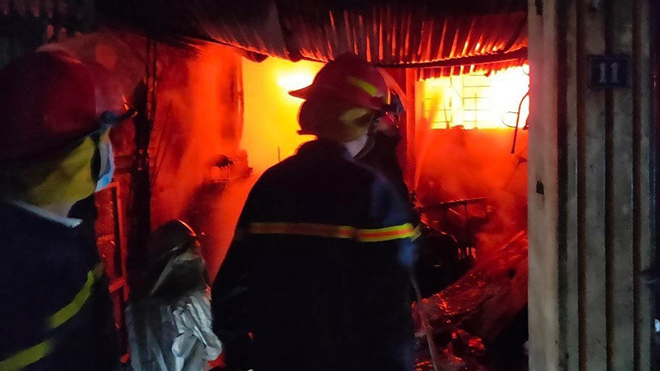 Giải cứu 3 người mắc kẹt trong đám cháy tại Hoàng Mai, Hà Nội