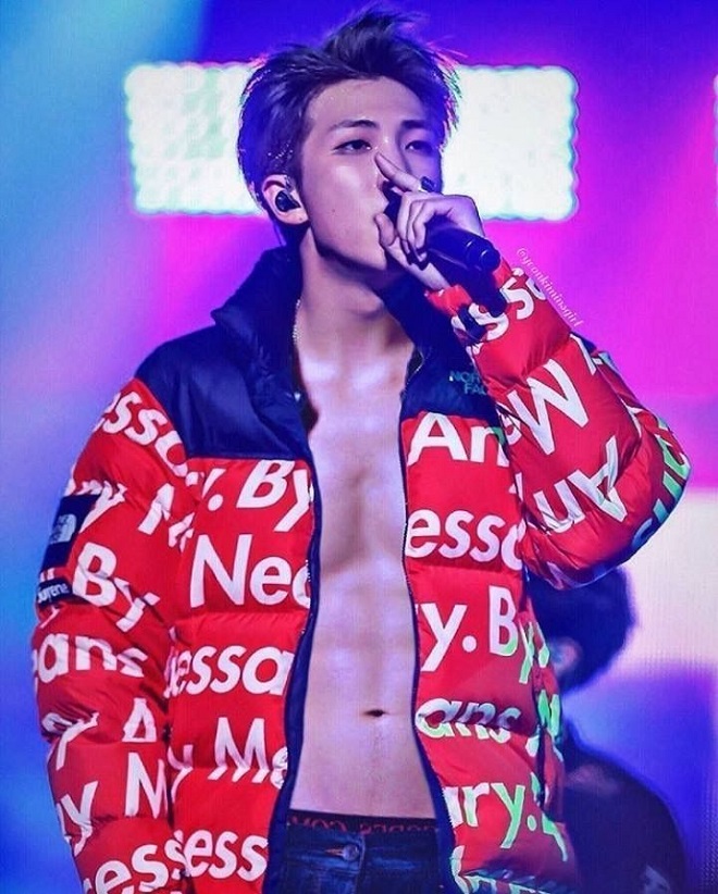 BTS, RM, Jungkook, BTS cơ bụng, Map Of The Soul ON:E, BTS gif, thân hình của jungkook, BTS abs, RM cơ bung, RM abs, Jungkook thân hình sát thủ, BTS jungkook abs