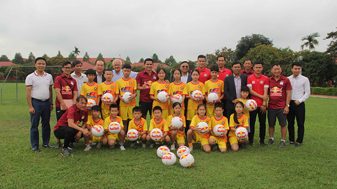 CLB HAGL và Thanh Hóa tặng quà cho Làng trẻ em SOS Thanh Hóa