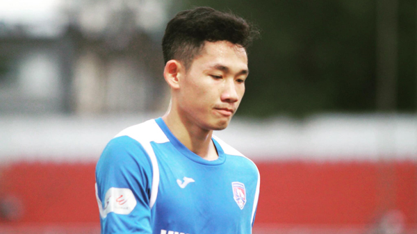 Cầu thủ Than Quảng Ninh buồn bã vì số phận đội bóng