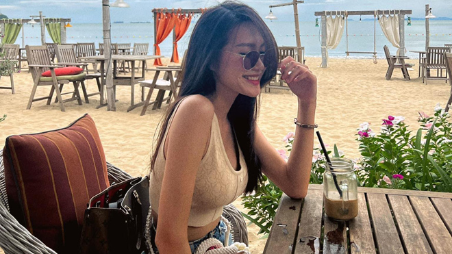 Bạn gái tin đồn của Văn Hậu thả dáng nuột nà tại bãi biển Quy Nhơn
