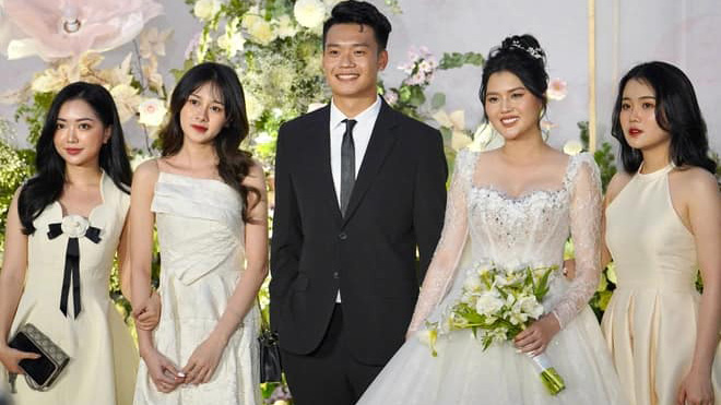 Chú rể Tấn Tài đi đám cưới Thành Chung để mời cưới