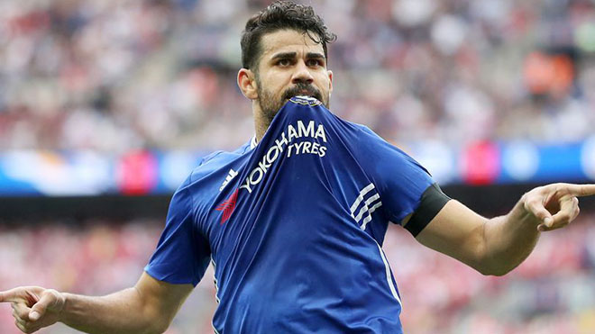 Costa mặc áo Atletico quay video, mượn bình luận của Fabregas để móc máy Conte