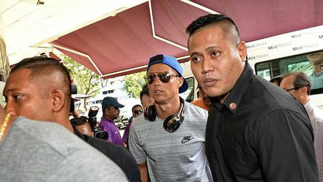 Ronaldo gây náo loạn khi tới thăm ái nữ nhà tỷ phú Singapore