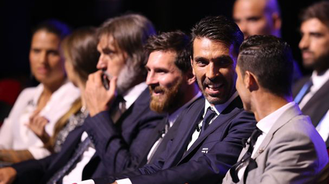 Fan xôn xao với nụ cười 'ác quỷ' của Ramos khi Ronaldo bắt tay Messi