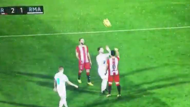 Cầu thủ Girona chơi khăm Ramos, trả thù cho Messi