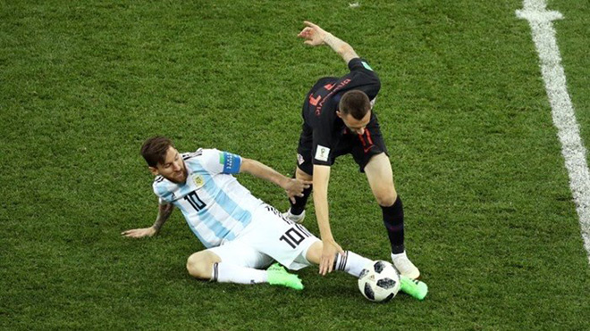 CĐV sốc vì hành vi nổi nóng, thái độ thiếu fair-play của Messi