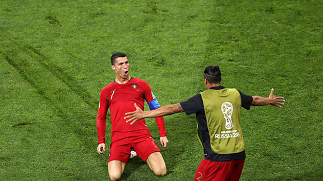 'Ronaldo là quái vật', 'Ronaldo là Thánh gánh team', 'Messi khốn khổ chạy theo Ronaldo'