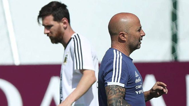 Messi đã nói gì với Sampaoli sau khi Argentina thua sấp mặt trước Croatia?