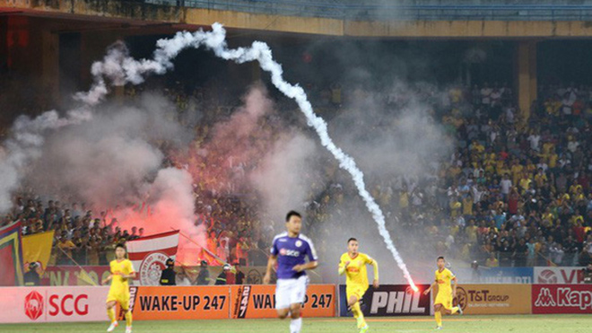 Tin tức, CĐV Nam Định đốt pháo sáng, Hà Nội vs Nam Định, bóng đá việt nam, Vleage 2019, V-league 2019, CĐV Nam Định, bong da, án phạt cho CĐV Nam Định, CĐV nhập viện