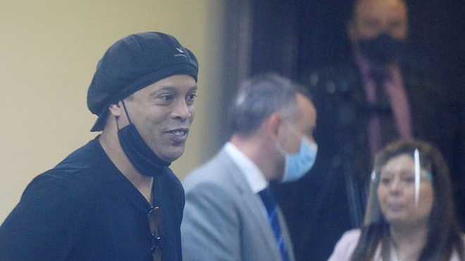 Ronaldinho được xóa án, rời Paraguay