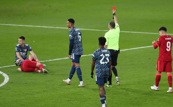 CĐV Arsenal giận dữ với thẻ đỏ của Xhaka: ‘Hãy đuổi anh ta khỏi CLB’