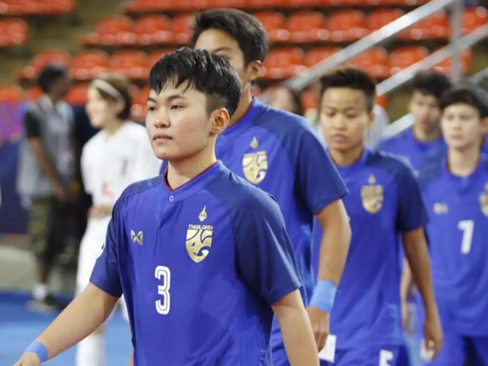 Nữ cầu thủ nghèo Thái Lan đến SEA Games vẫn chưa bán hết vé số