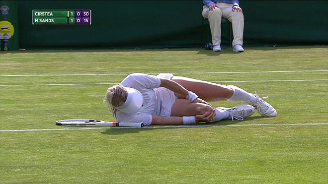 SỐC: Tay vợt người Mỹ kêu cứu thảm thiết trước khi ngất lịm vì chấn thương tại Wimbledon