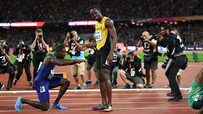 Phát sốt trước hình ảnh nhà vô địch Gatlin quỳ gối trước kẻ thất bại Usain Bolt